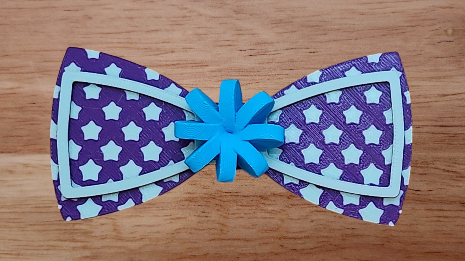 Gift Bow Base with Bow Tie Shaped Edge Brim Small and Diminishing Star Back