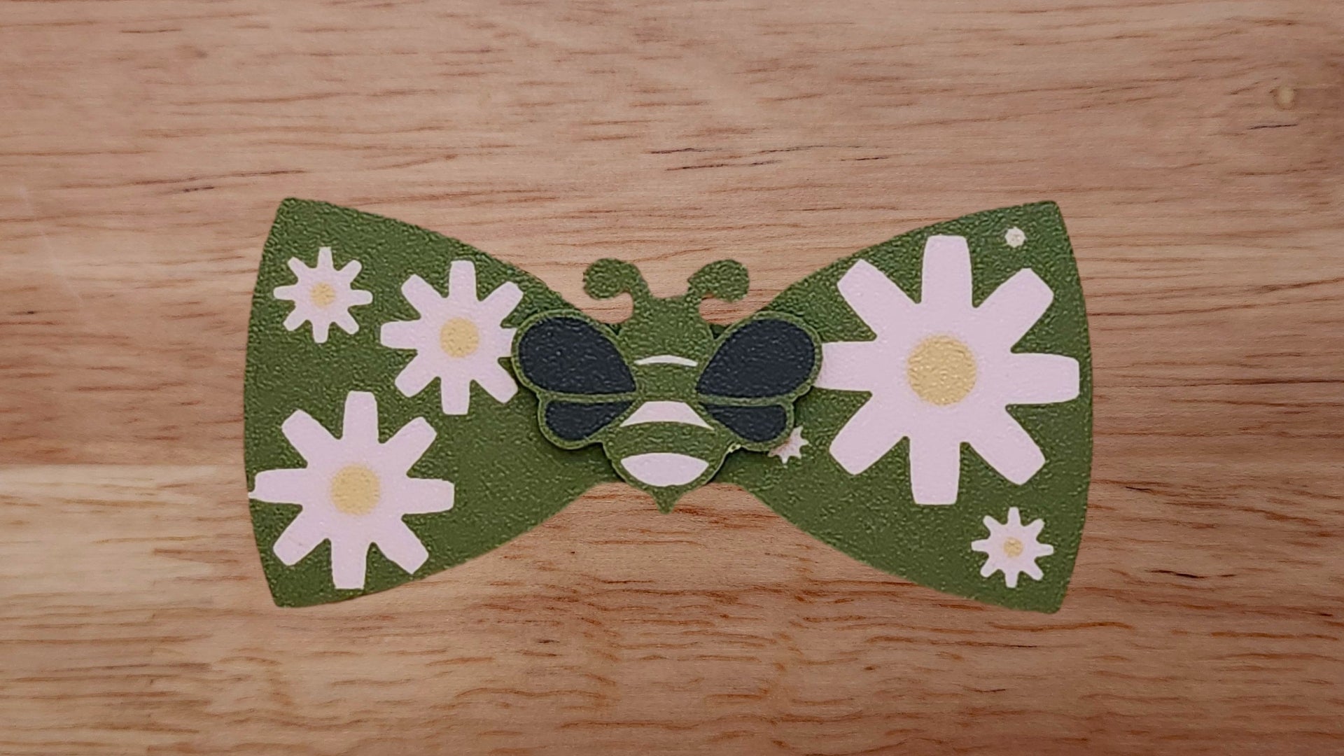 Bee Base with Simple Flower Back