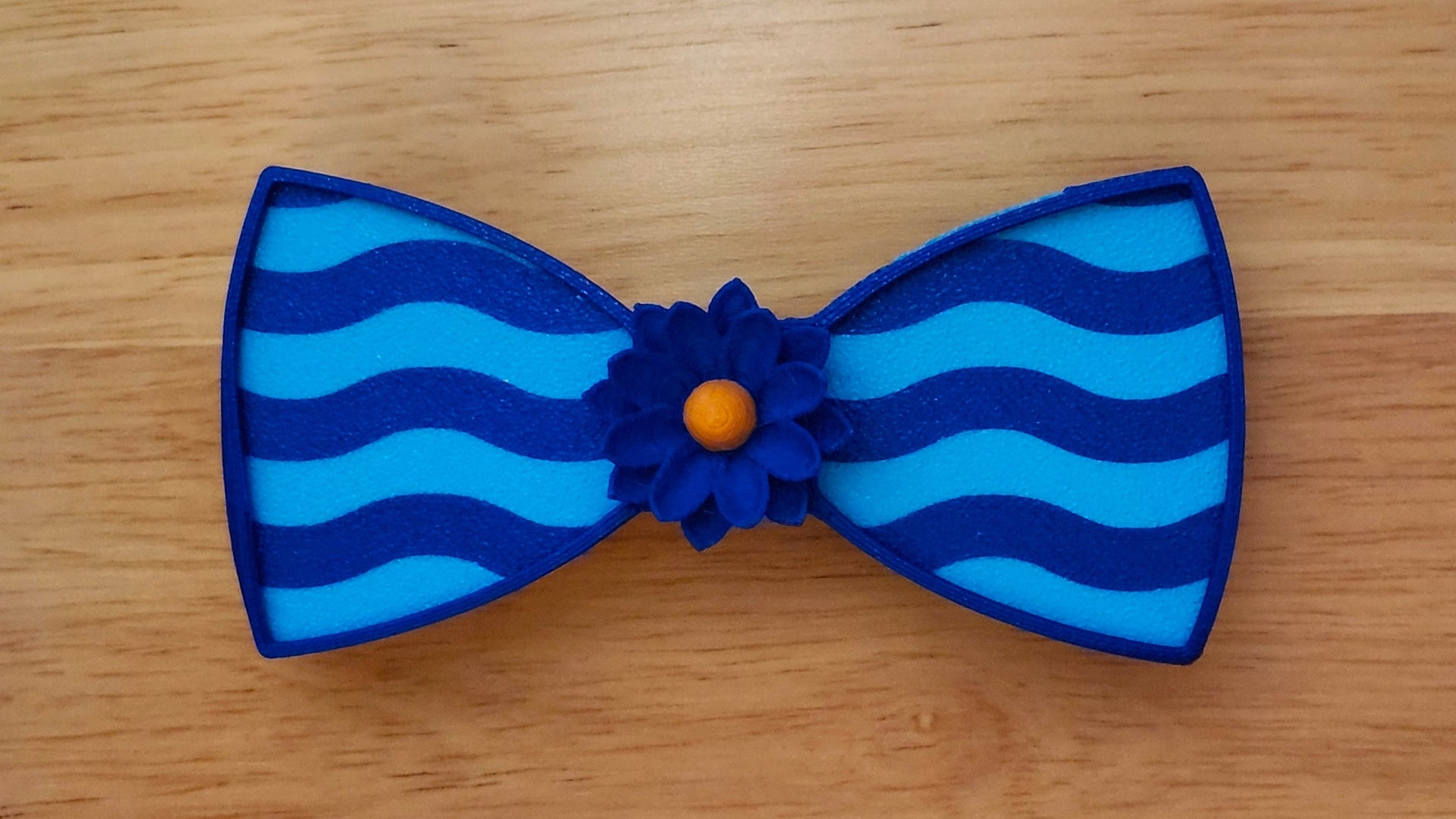Lotus 3D Base with Bow Tie Shaped Edge Brim and Wave Back