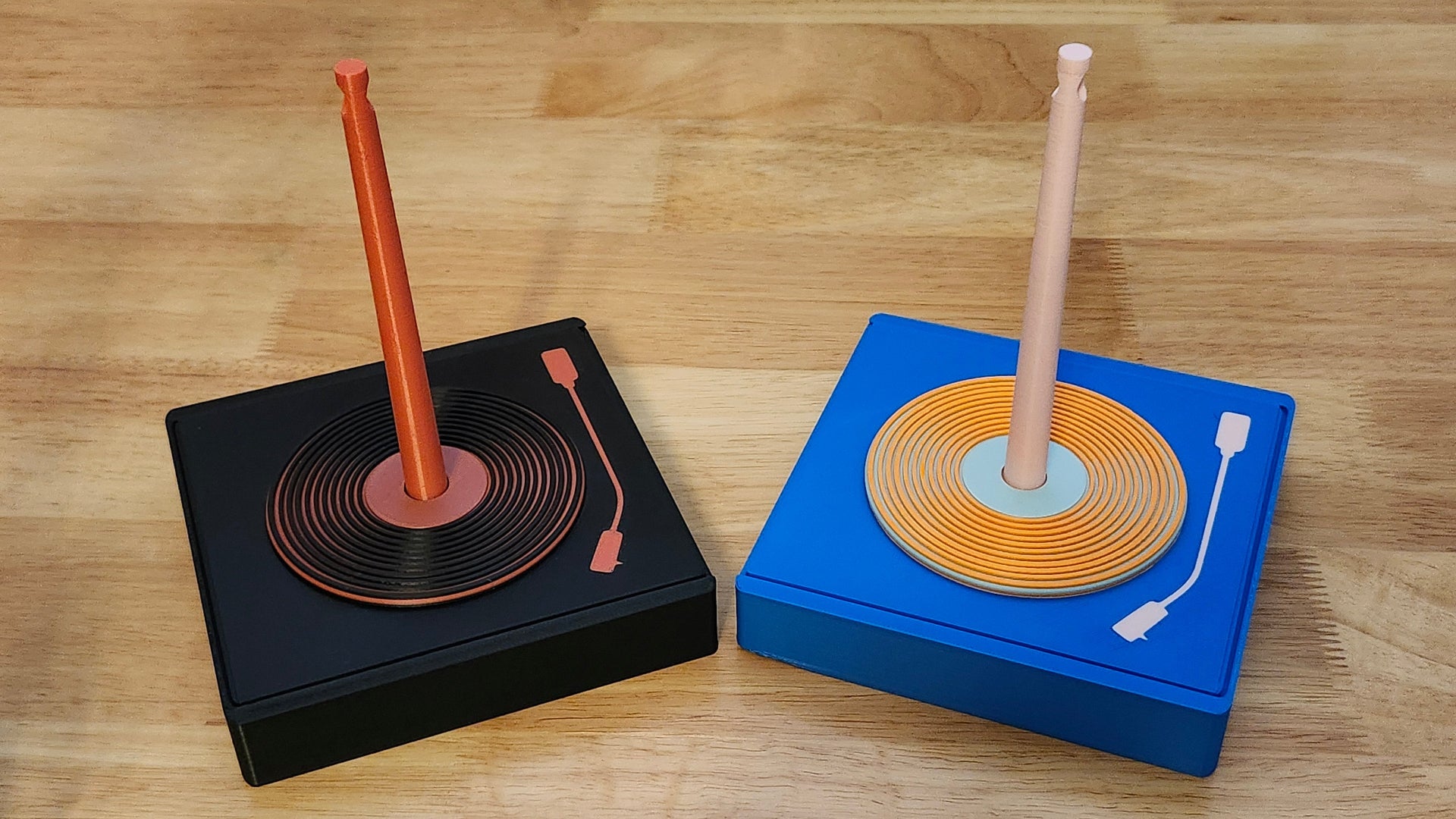 Two color schemes of Record Player Porta Knotty