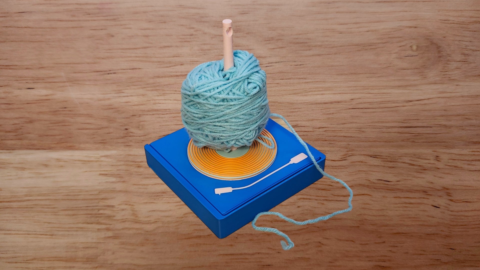 Record Player Porta Knotty with yarn